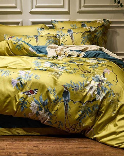 Parisienne bedding with golden color and birds ornaments presented in front of a white wall